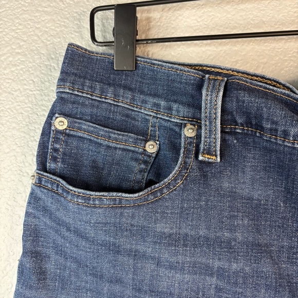 Levi's Mid Length Shorts - Medium Wash - Picture 2 of 9